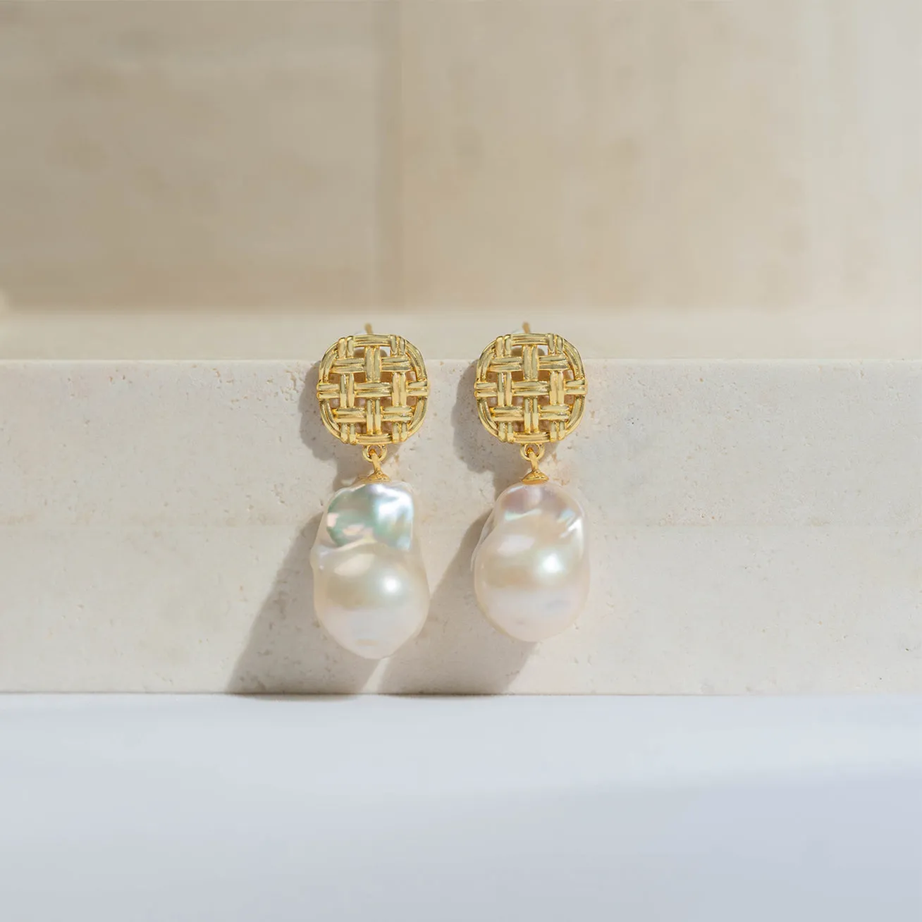 Elegant Baroque Pearl Earrings WE00416