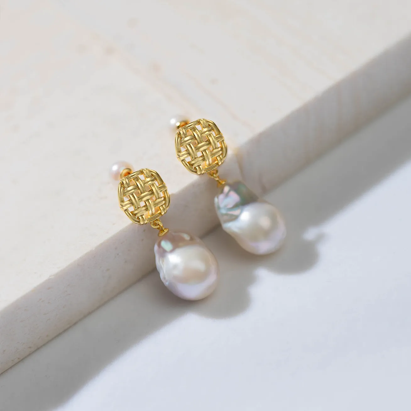 Elegant Baroque Pearl Earrings WE00416