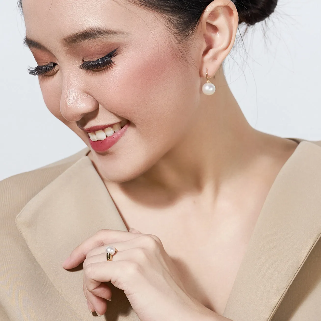 Elegant Freshwater Round Pearl Earrings WE00484