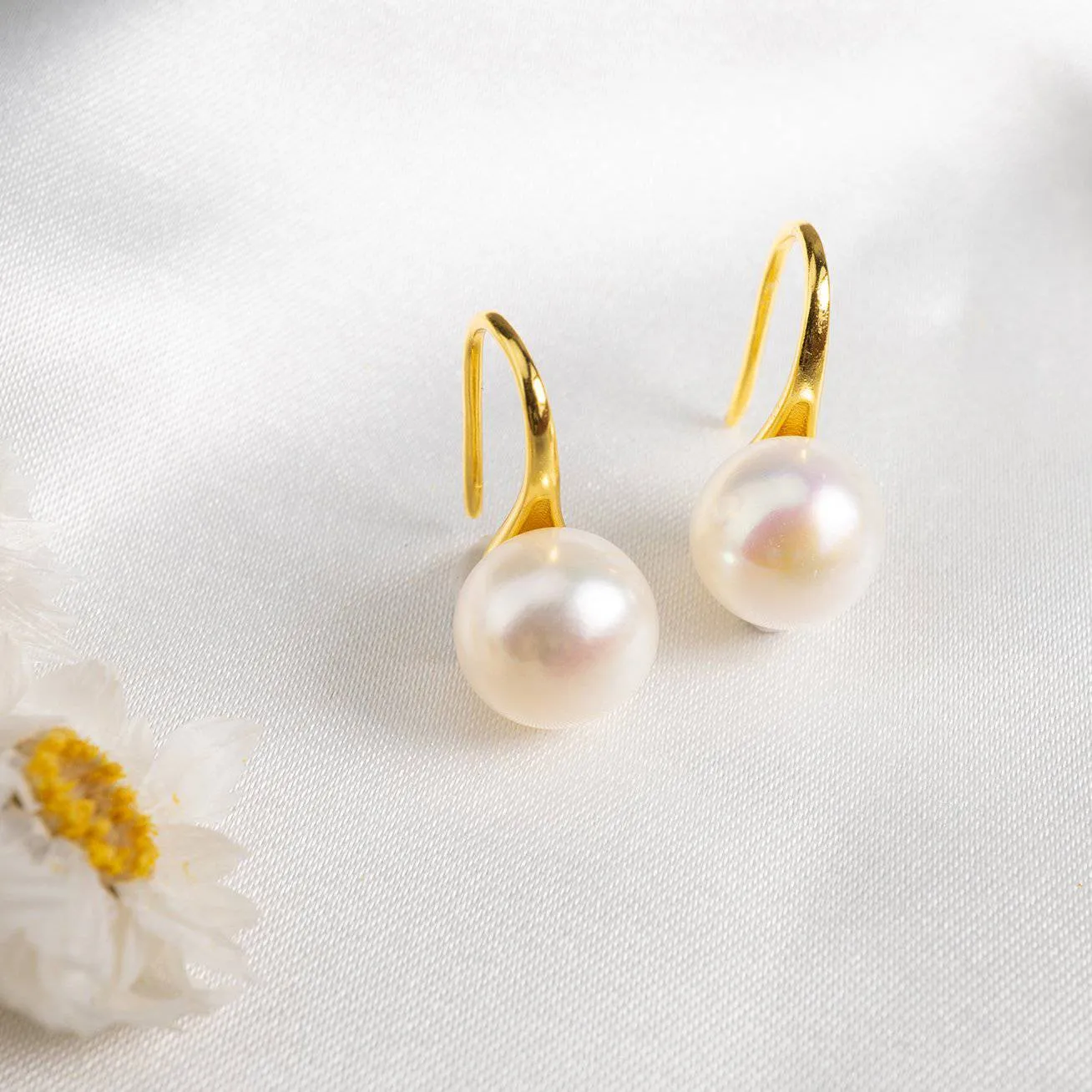 Elegant Freshwater Round Pearl Earrings WE00484